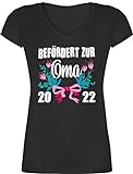 Oma Geschenk - Befördert zur Oma 2022 mit Blumen - weiß - L - Schwarz - Fun - XO1525 - Damen T-Shirt mit V-Ausschnitt