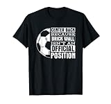 Sport-Fußballball mit Ziegelsteinwand in der Mitte T-Shirt