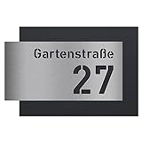 AlbersDesign individuelle Edelstahl-Hausnummer mit Straße - zweiteilig mit 3D-Effekt, Rückplatte pulverbeschichtet in RAL7016, Front in Edelstahl (V2A) gebürstet