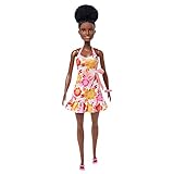 Barbie HLP93 Loves The Ocean Puppe mit natürlichem schwarzem Haar, Puppenkörper aus recyceltem Kunststoff, Sommerkleidung und Accessoires, Puppen Spielzeug ab 3 Jahren