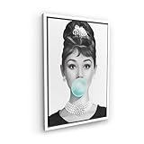 Audrey Hepburn with Blue Bubble Gum - Pop Art ALUDIBOND GEBÜRSTET 30x45 Rahmen Weiß