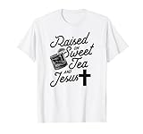 Süßes christliches Geschenk mit Aufschrift 'Raised on Sweet Tea and Jesus'. T-Shirt