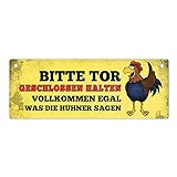 trendaffe - Metallschild Dangler mit Hahn Motiv und Spruch: Bitte Tor geschlossen halten egal was die Hühner Sagen