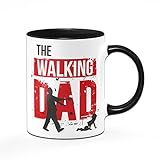 Tassenbrennerei The Walking DAD Tasse mit Spruch - Kaffetasse beidseitig Bedruckt - Geschenk für Papa werdender Vater - schwarz/rot
