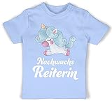 Tiermotive Baby - Nachwuchsreiterin weiß - 18/24 Monate - Babyblau - Nachwuchsreiterin - BZ02 - Baby Shirt für Mädchen und Jungen