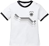 EZYshirt® WM & EM Deutschland Baby T-Shirt mit Wunschname & Wunschnummer | Bio Baumwolle