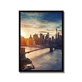 Rahmenbild New York Glowing Sky | Wandbild mit Rahmen schwarz | Bild Motive Stadt City | USA Manhattan World Trade Center Wolkenkratzer | Geschenkidee | Wohnzimmer Büro | weiß blau gold | 50 x 70 cm