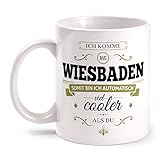 Fashionalarm Tasse Ich komme aus Wiesbaden - beidseitig bedruckt mit coolem Spruch | Geschenk Idee für Wiesbadener Männer & Frauen, Farbe:weiß
