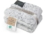 ZOLLNER Kuscheldecke extra flauschig in 220x240 cm - kuschelige und warme Couchdecke - waschbar bis 30°C – weißes Fellimitat auf grauem Fleece - Hotelwäschequalität - Oeko Tex® Z