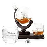 Maverton Whisky Karaffe mit Gravur - Globus mit Schiff, 850 ml - 2er Whiskygläser Set - Whisky Decanter - Geschenk zum Geburtstag für Männer- personalisiert - Die Welt gehört Dir