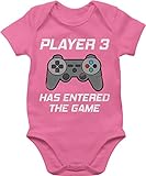 Baby Geschenke zur Geburt - Player 3 Has Entered The Game Controller grau - 3/6 Monate - Pink - Player 3 Has Entered The Game Body - BZ10 - Baby Body Kurzarm für Jungen und Mädchen