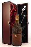 Martell Cordon Bleu Cognac (1940s) Spring Cap in einer mit Seide ausgestatetten Geschenkbox, da zu 4 Weinaccessoires, 1 x 750ml