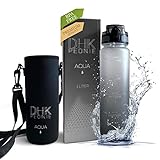 DHK Trinkflasche 1L aus Tritan BPA-Frei + Sieb + Premium Tragetasche mit verstellbarer Halterung & Zeitmarkierung | auslaufsicher |modernes & elegantes Design | ideal als Sportflasche & Wasserflasche