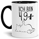 Tasse zum Geburtstag mit lustigem Spruch und Kater mit Stinkefinger - Ich Bin 49+ - Kaffeebecher aus Keramik, Innen & Henkel Schwarz, 300 ml