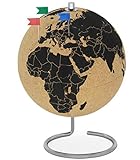 FeinKnick drehbarer Korkglobus mit 54 unterschiedlichen Pinnadeln - Globus aus Kork 25cm hoch - stilvolle Weltkugel - Kork Globus ideal als Geschenkidee zu Weihnachten & Weihnachtsgeschenk