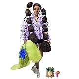 Barbie GXF10 - Extra Puppe, Top, Shorts, Pelzumhang, Haustier, lange Zöpfe, Regenbogenfarben-Outfit, Zubehör, bewegliche Gelenke, Spielzeug Geschenk für Kinder ab 3 Jahren
