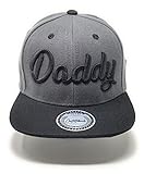 Outfitfabrik Snapback Cap „Daddy in dunkelgrau/anthrazit mit schwarzem Schirm und schwarzem 3D-Stick, One Size, Unisex, verstellbar