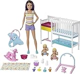Barbie GFL38 - “Skipper Babysitters Inc.” Kinderzimmer Spielset, 2 Babypuppen, Kinderbett, +10 Zubehörteile, Babyausstattung, themenbezogenes Spielzeug, Geschenkset für Kinder ab 3 Jahren