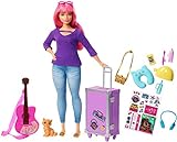 Barbie FWV26 -Puppe Daisy (kurvig mit pinkfarbenem Haar) und Kätzchen, Gitarre, aufklappbarem Koffer, Stickern und neun Accessoires, Spielzeug Geschenk für Kinder von 3 - 7 Jahren