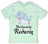 Tiermotive Baby - Nachwuchsreiterin schwarz - 12/18 Monate - Mintgrün - Spruch - BZ02 - Baby Shirt für Mädchen und Jungen