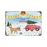 WengBeauty Metallschild 'First Christmas in Our New Home Truck And Dog' Weihnachten Winter Urlaub Neuheit Metallschild Bauernhaus Laden Schild Zimmer Garage Mann Höhle Küche Dekor 25,4 x 35,6 cm