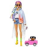 Barbie GRN29 - Extra Puppe mit geflochtenem Regenbogen-Zopf, Langer Jeans-Jacke, Hündchen, Regenbogenzöpfen, Zubehörteile, mehrere bewegliche Gelenke, Spielzeug für Kinder ab 3 Jahren