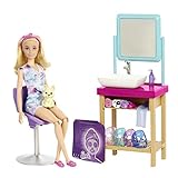 Barbie HCM82 - Glitzermaske Spa-Tag Spielset, blonde Puppe, 7 Spa-Masken, Waschbecken, Spiegel, Stuhl für insgesamt 15+ Accessoires, tolles Spielzeug Geschenk für Kinder ab 3 Jahren