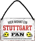 schilderkreis24 - Blechschilder HIER WOHNT EIN Stuttgart Fan Hängeschild für Fußball Begeisterte Deko Artikel Schild Geschenkidee 18x12 cm