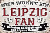 14x20 cm Blechschild für Fußball Fans, hier wohnt ein Leipzig Fan – Wandschild, Türschild, Torschild, lustiger Fussball Spruch, Fanartik