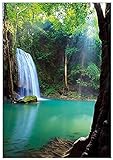 Wallario Glasbild Wasserfall im Wald am See Idylle in Thailand - 70 x 100 cm in Premium-Qualität: Brillante Farben, freischwebende Optik