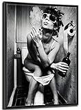 Wallario Black and White Edition - Wandbild Kloparty - Sexy Frau auf Toilette mit Zigarette und Schnaps in Premiumqualität mit schwarzem Rahmen, Größe: 40 x 50 cm