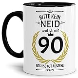 Lustige Tasse zum 90. Geburtstag mit Spruch - Bitte kein Neid, Weil ich so gut aussehe - Geschenkidee für Freunde - Innen & Henkel Schwarz, 300 ml