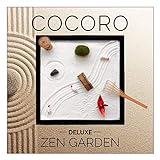 COCORO Schreibtisch Zen Garten, ideal für Ihr Zuhause oder Büro (25 cm x 25 cm). Das Paket beinhaltet den Zen-Garten Sand, Steine, Hake, Moossteine, Fische, Laterne, Brücke und Origami