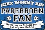 14x20 cm Blechschild für Fußball Fans, hier wohnt ein Paderborn Fan – Wandschild, Türschild, Torschild, lustiger Fussball Spruch, Fanartik