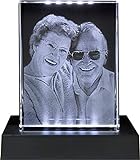 Galerie Kristall Massiver selbststehender Glas-Frame mit Wunsch-Foto und Wunsch-Text (80 x 105 x 30 mm, Hochformat, inkl. schwarzem LED-Lichtsockel mit Batterien)