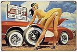 Forever_USA Blechschild Bar Schild | Metall Wanddekoration Schild | Classic Pin Up Girl Changing Flat Tire Of A Car | 20.3 x 30.5 cm | Lustiges Dekoschild für Zuhause, Garage, Dekoration | Vintage