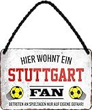WOGEKA ART Retro Blechschild - Hier wohnt ein Stuttgart Fan Fußball - witziger Spruch Geschenk-Idee Geburtstag Weihnachten Deko 18x12 cm Vintage-Design Hänge-Schild Metall HS38