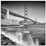 ARTland Glasbilder Wandbild Glas Bild einteilig 50x50 cm Quadratisch Amerika San Francisco Foto Schwarz Weiß Architektur Brücke Golden Gate Bridge Brandung S7WC