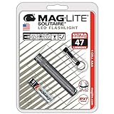 Mag-Lite LED Solitaire bis zu 37 Lumen, 8 cm Mini Taschenlampe, inkl. 1 Micro-Batterie und Schlüsselanhängerschlaufe, titan-grau, SJ3A096