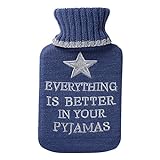 Bestickte Wärmflasche mit Aufschrift 'Everything is Better in Your Pyjama'.