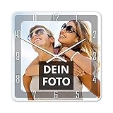 PhotoFancy® - Uhr mit Foto Bedrucken - Fotouhr aus Acrylglas - Wanduhr mit eigenem Motiv selbst gestalten (26 x 26 cm eckig, Design: Klassisch schwarz/Zeiger: weiß)