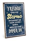 TypeStoff Holzschild mit Spruch – Freunde SIND WIE Sterne (blau-gelb) – im Vintage-Look mit Zitat als Geschenk und Dekoration zum Thema Freundschaft (19,5 x 28,2 cm)