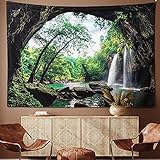Wandteppich Wald extra groß 250x180cm. Motiv „Blick aus Höhle mit Wasserfall“. Auch als Spielteppich. Großes Wandtuch für tolle Raum-Atmosphäre