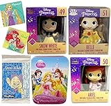 Pretty Mystery Minis Figur Disney gebündelt mit Tin Princess Deck + Schneewittchen & Sieben Zwerge Sammelkarten Pack + Mädchen Aufkleber 4 Stück